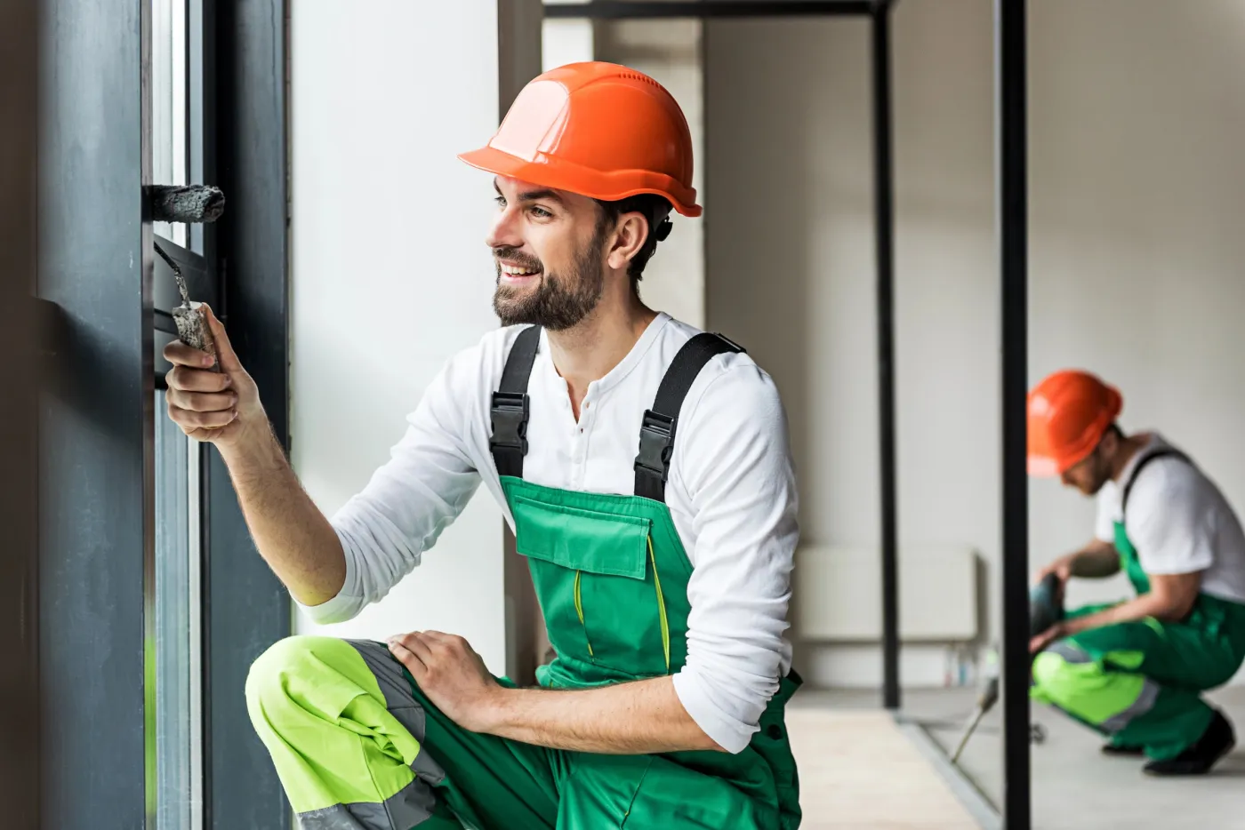 Serrurier travaillant sur une porte à Aubervilliers (93300)